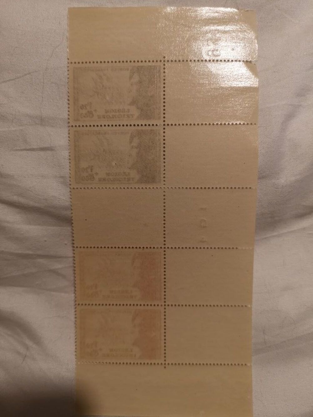 timbres yvert 565 et 566 bande compl&egrave;te avec intervalle
