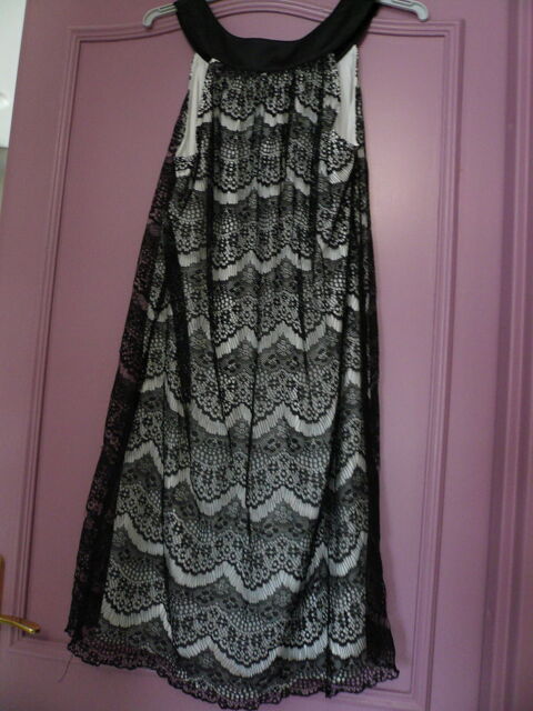 Robe en dentelle noire T 40 10 Franqueville-Saint-Pierre (76)