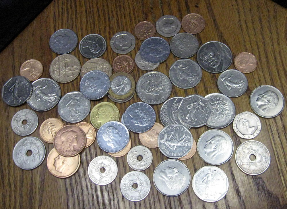 262 pieces monnaies et jetons divers pays. 