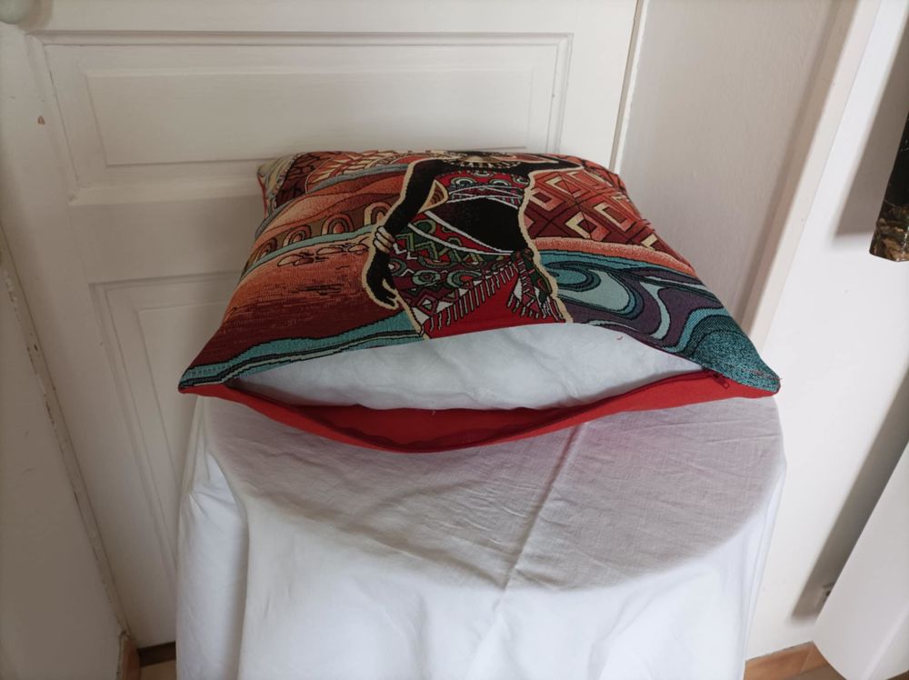 Housse de coussin . Cr&eacute;ation artisanale .Mod&egrave;le unique. NEUF Décoration