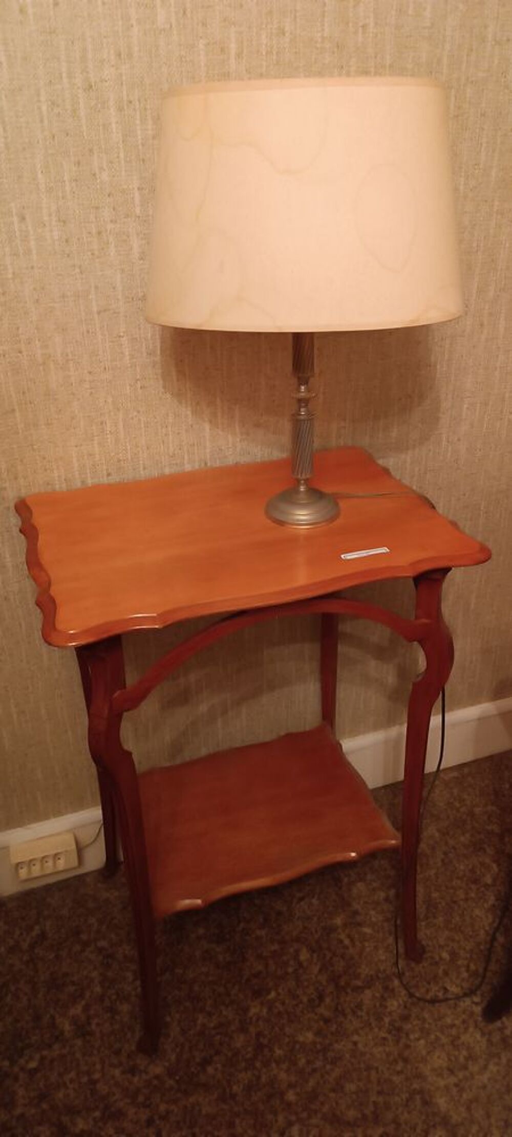 Table de salon et lampe Meubles