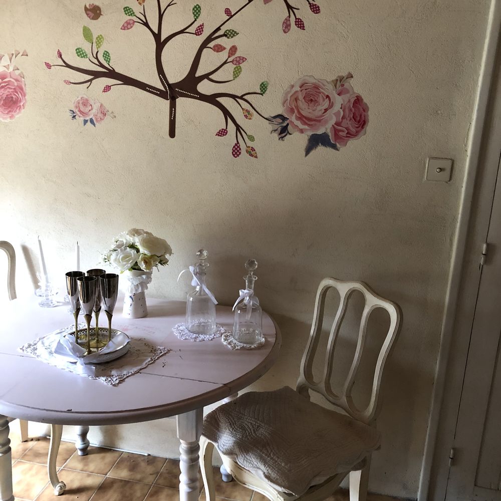 table ronde et deux chaises Meubles