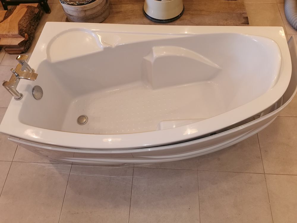 baignoire acrylique avec sa jupe et la robinetterie Bricolage