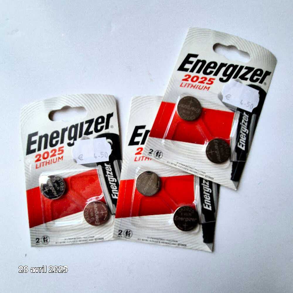 Lot de 6 piles neuves ref. 2025, erreur d'achat, Bricolage