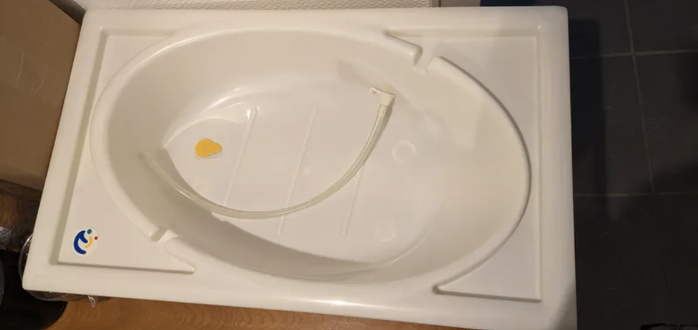 Table &agrave; langer en bois avec baignoire Puériculture