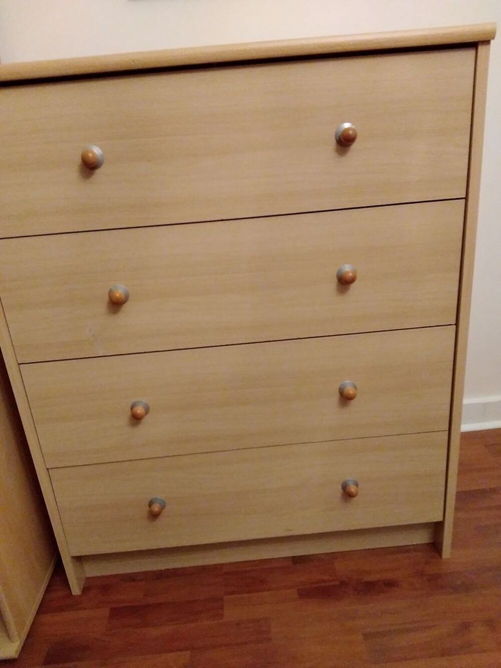 Commode en bois.
4 tiroirs Meubles