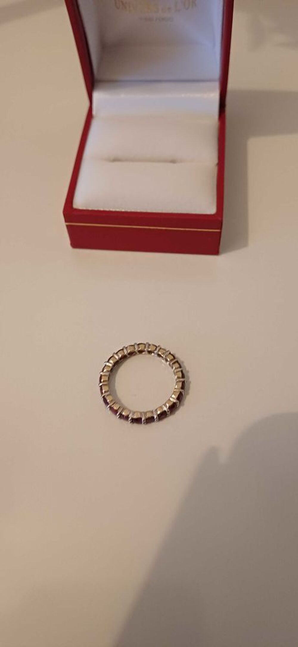 Jolie bague en or blanc 18 carats avec rubis Bijoux et montres