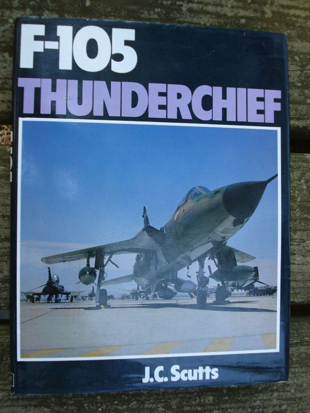 F-105 Thunderchief by Jerry Scutts Livres et BD