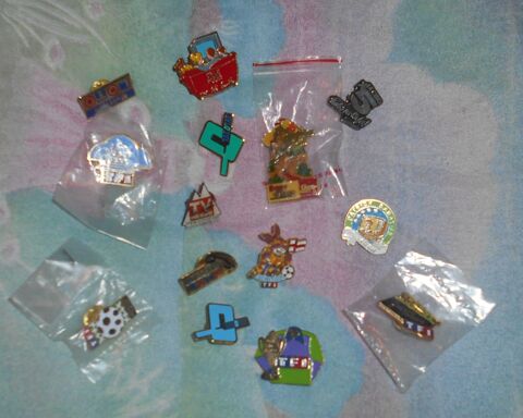 lot de 14 pin's TV / hebdo / EuroDisney... 20 Ervy-le-Ch�tel (10)