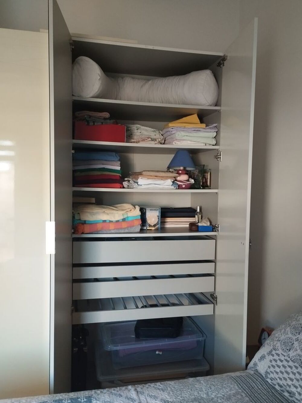 Grande armoire dressing Altea. Marque Alin&eacute;a .
Bien &eacute;quip&eacute;e. Meubles