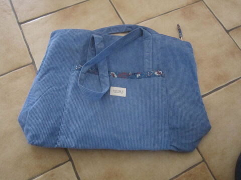 Un sac revêtu de velours bleu clair soutenu 15 Brignais (69)