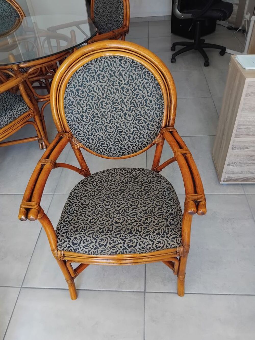 table ronde en verre +4chaises Meubles