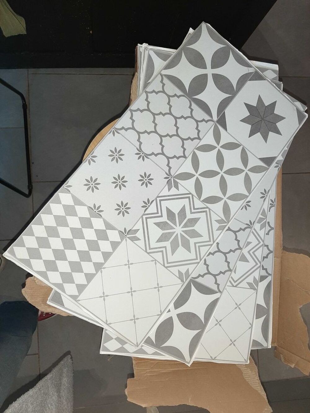 dalles pvc adhesives imitation carreaux de ciment Bricolage