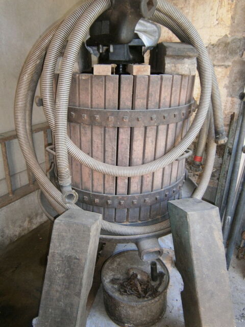 PRESSOIR A VIN ANCIEN 2600 33710 Villeneuve