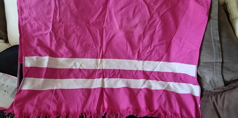 Fouta rose et blanche. Marque Eden Park Vtements