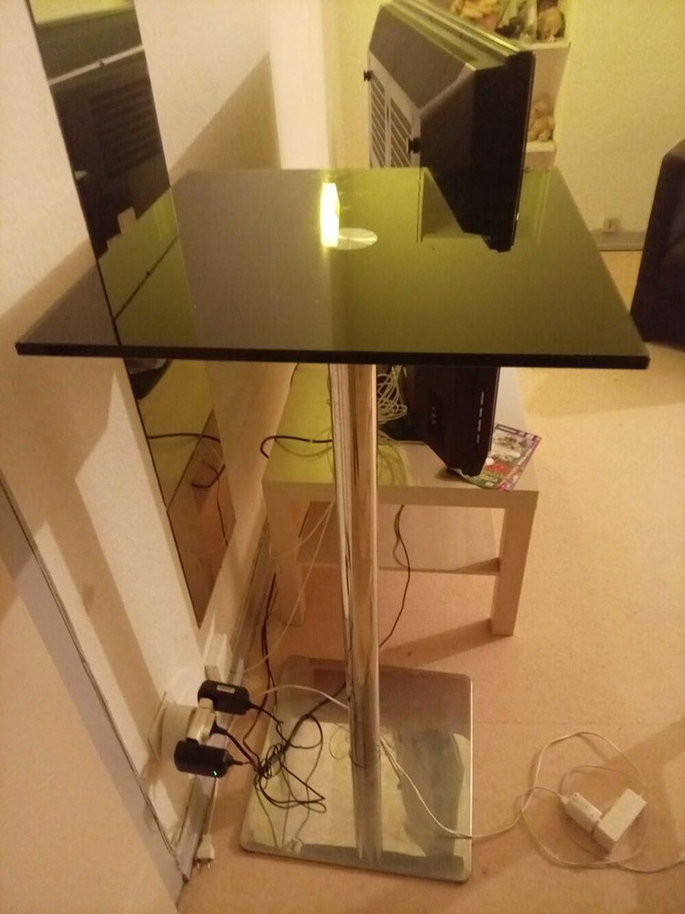 table haute en verre et pied acier 50 fois 50 le plateaux 1m04de hauteur. Meubles