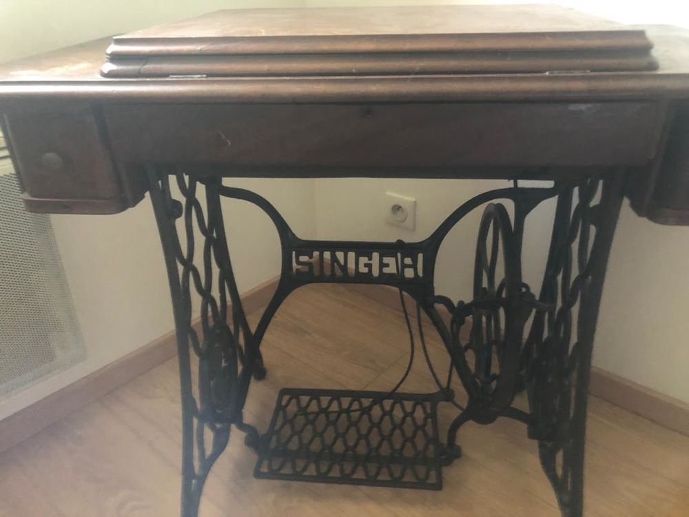 Table et machine &agrave; coudre Singer Meubles