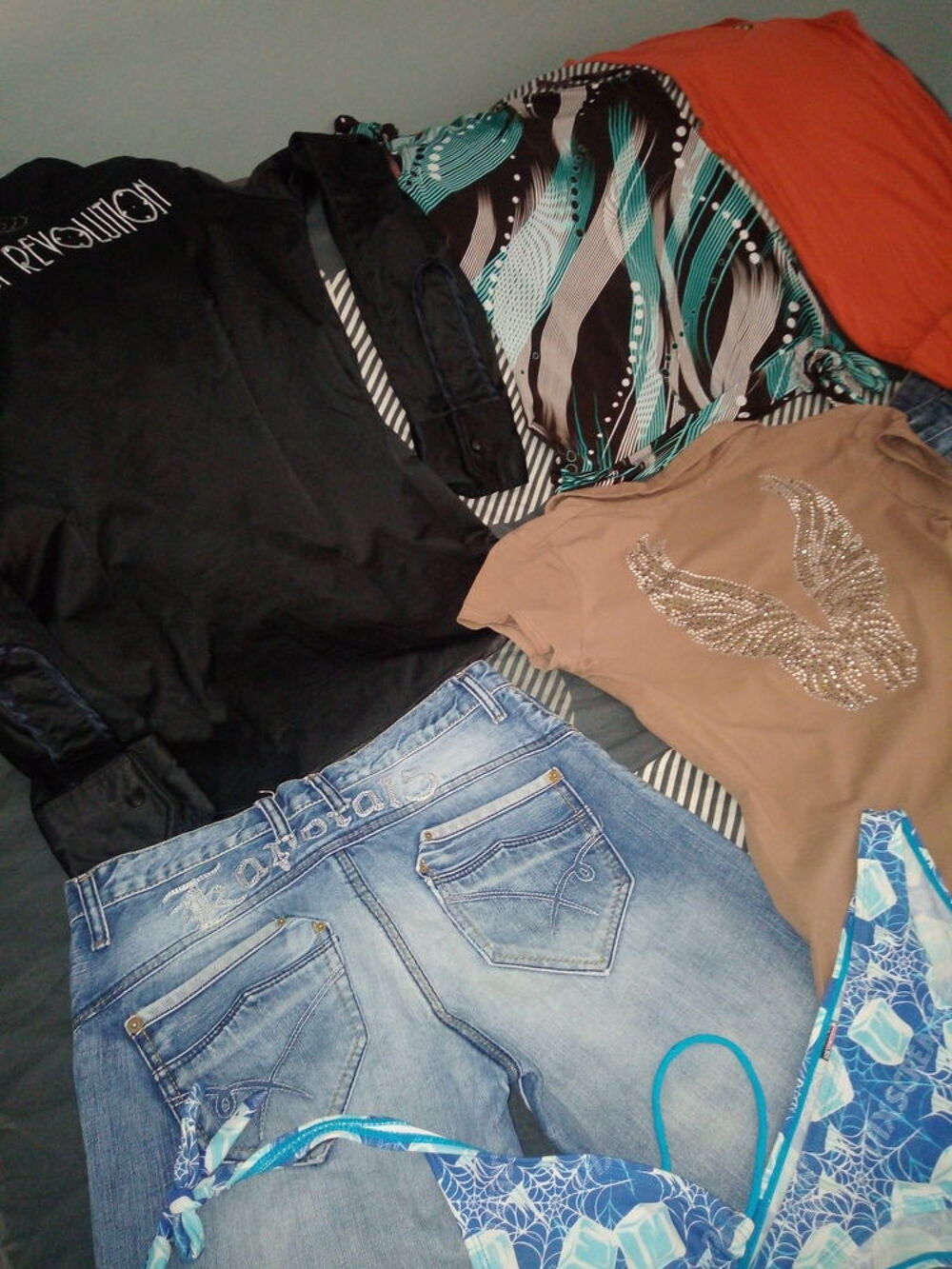 lot de 11 v&ecirc;tements, dont 1 jeans Kaporal, 1 jeans denim Vêtements