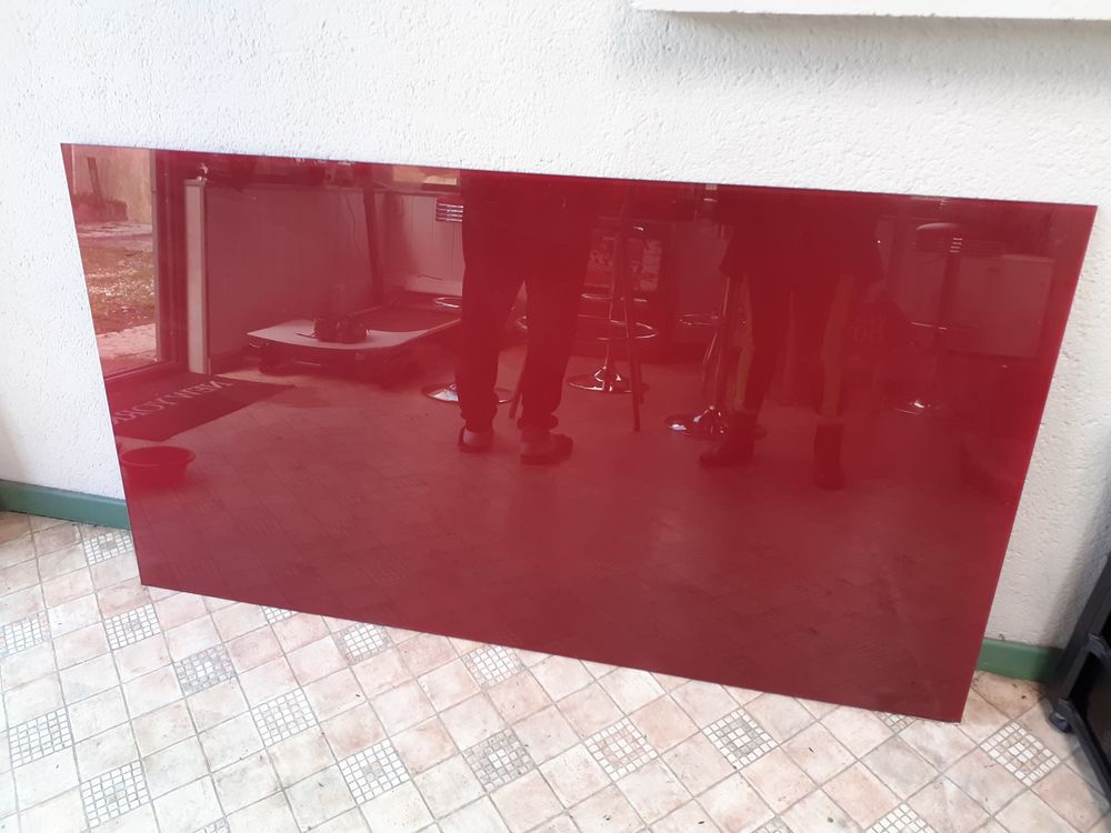 Plaque verre rouge. 86 cm/ 153 cm. 30 euros. Meubles