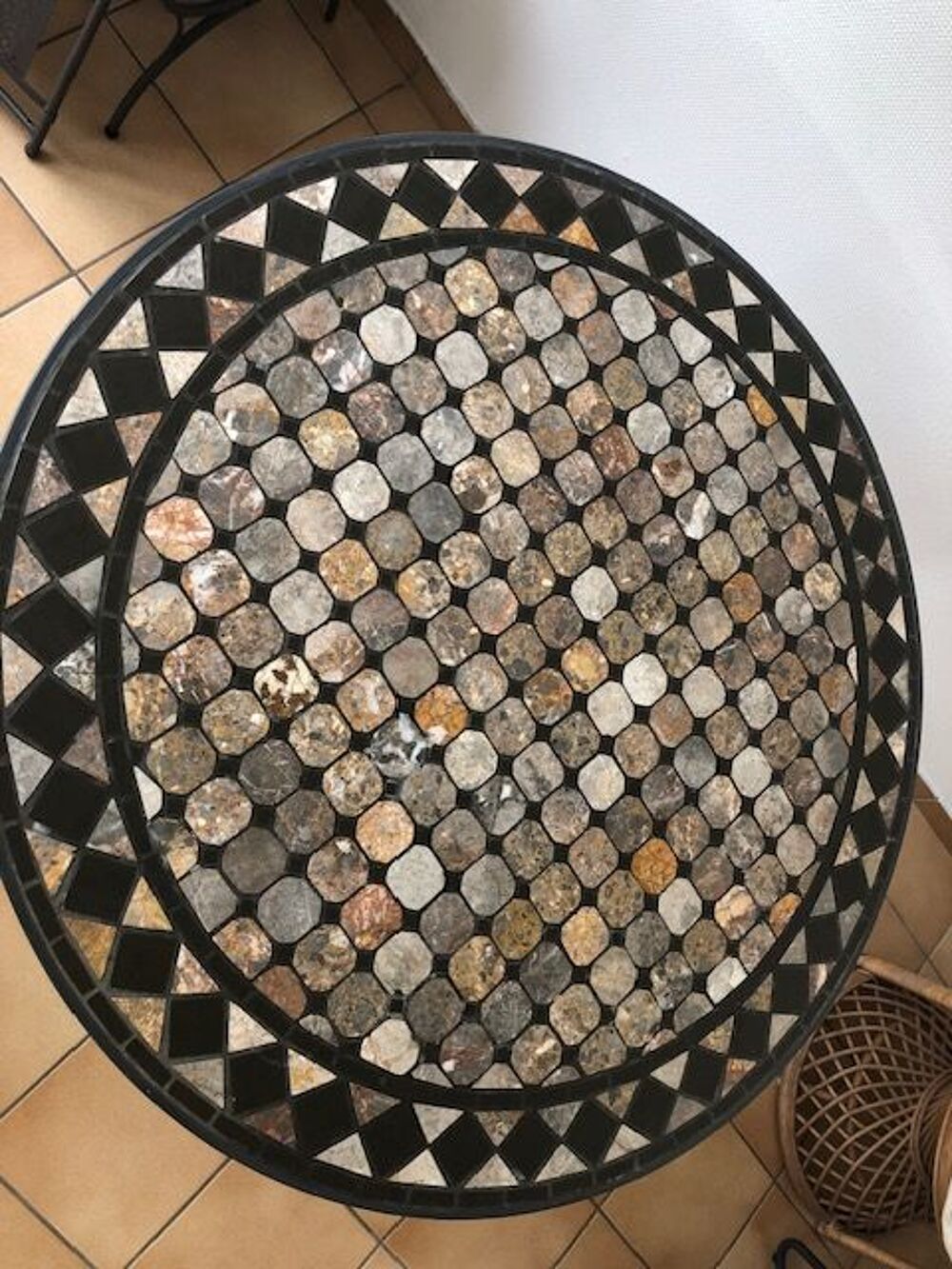 Table ronde en mosa&iuml;ques de pierres multicolores
Meubles