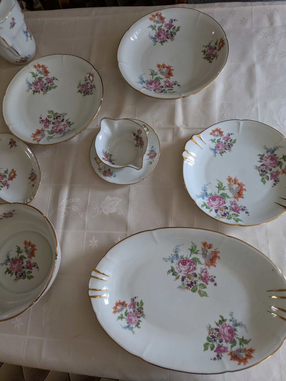 Service de table complet en porcelaine de France Décoration
