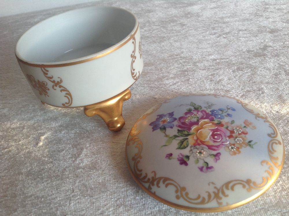 PORCELAINE D'ART LIMOGES TRIPODE D&Eacute;COR RELIEF MAIN Envoi Pos 
