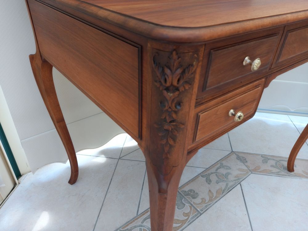 Bureau secr&eacute;taire de style en bois avec chaise assortie. Meubles