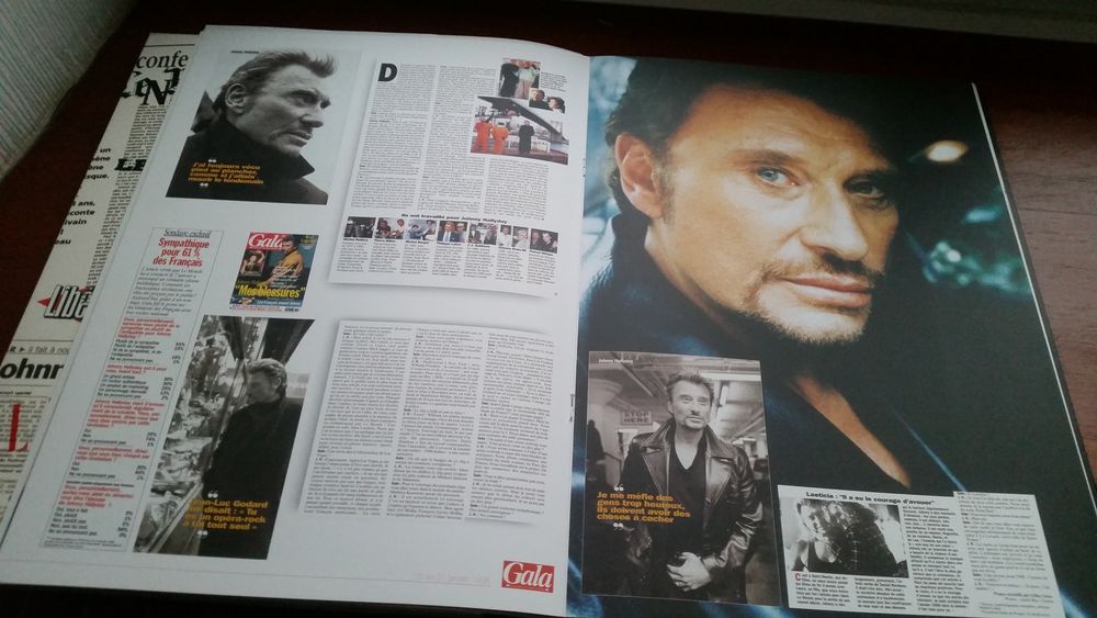Livre sur johnny hallyday plus pr&eacute;s de vous Livres et BD