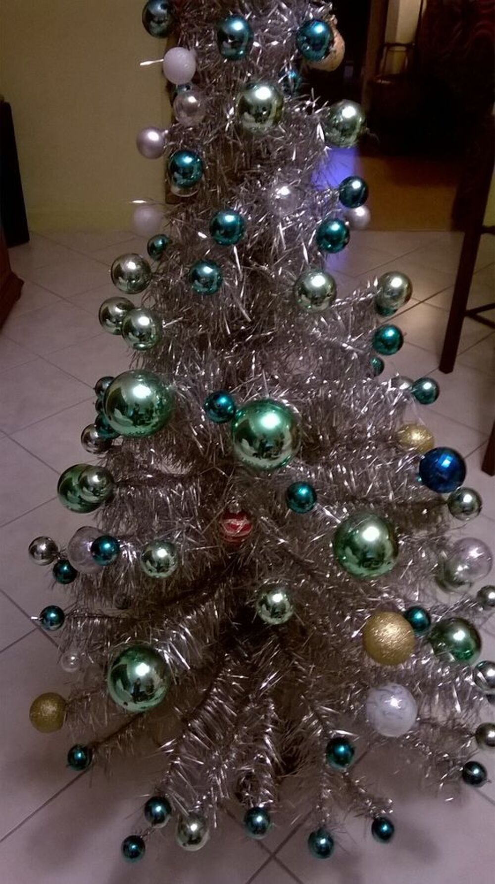 Sapin de No&euml;l avec pied Décoration