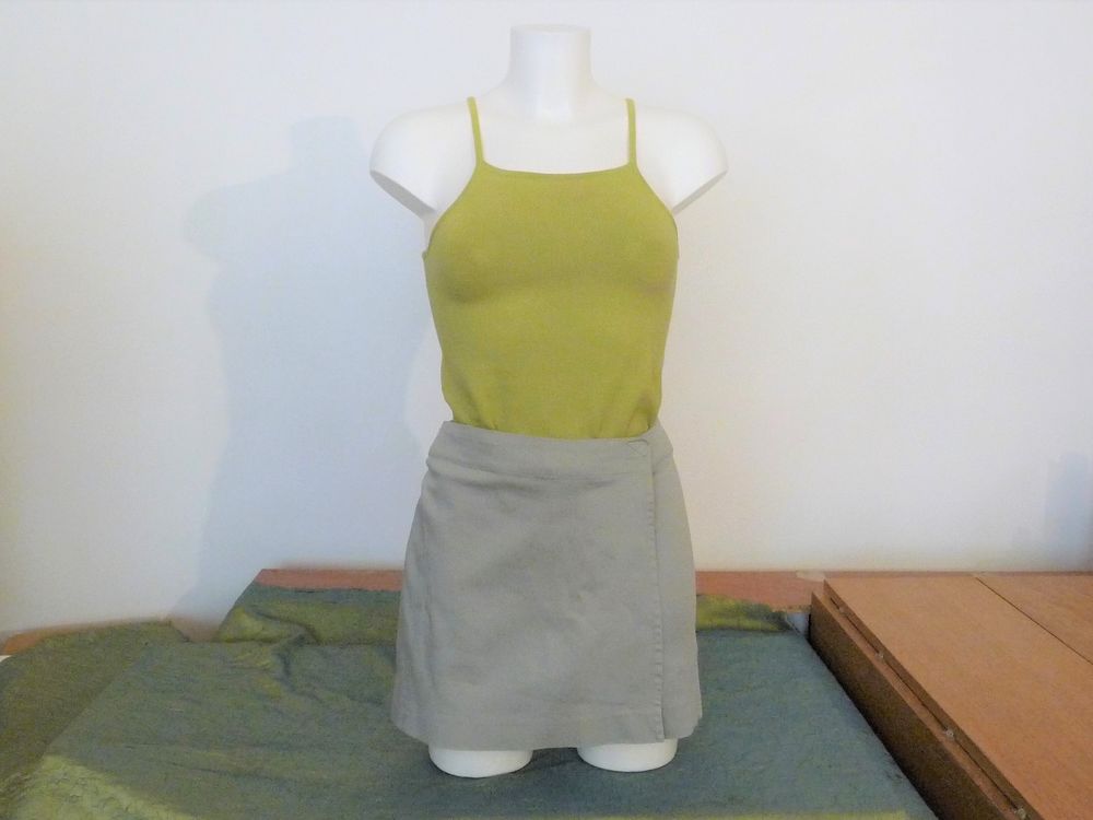 Jupe Short en Coton et Elasthanne Kaki Clair- Morpho Logique Vêtements