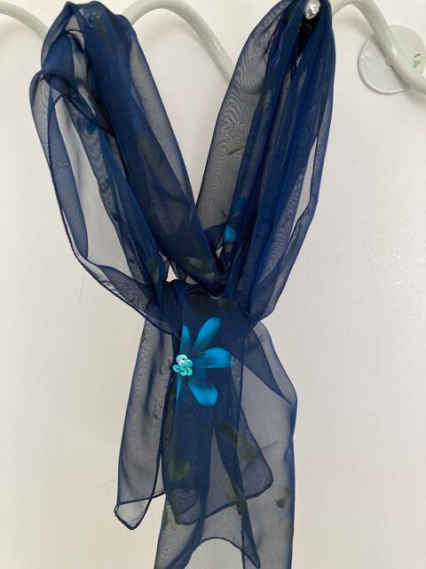 Echarpe fleurie bleue 5 Poitiers (86)