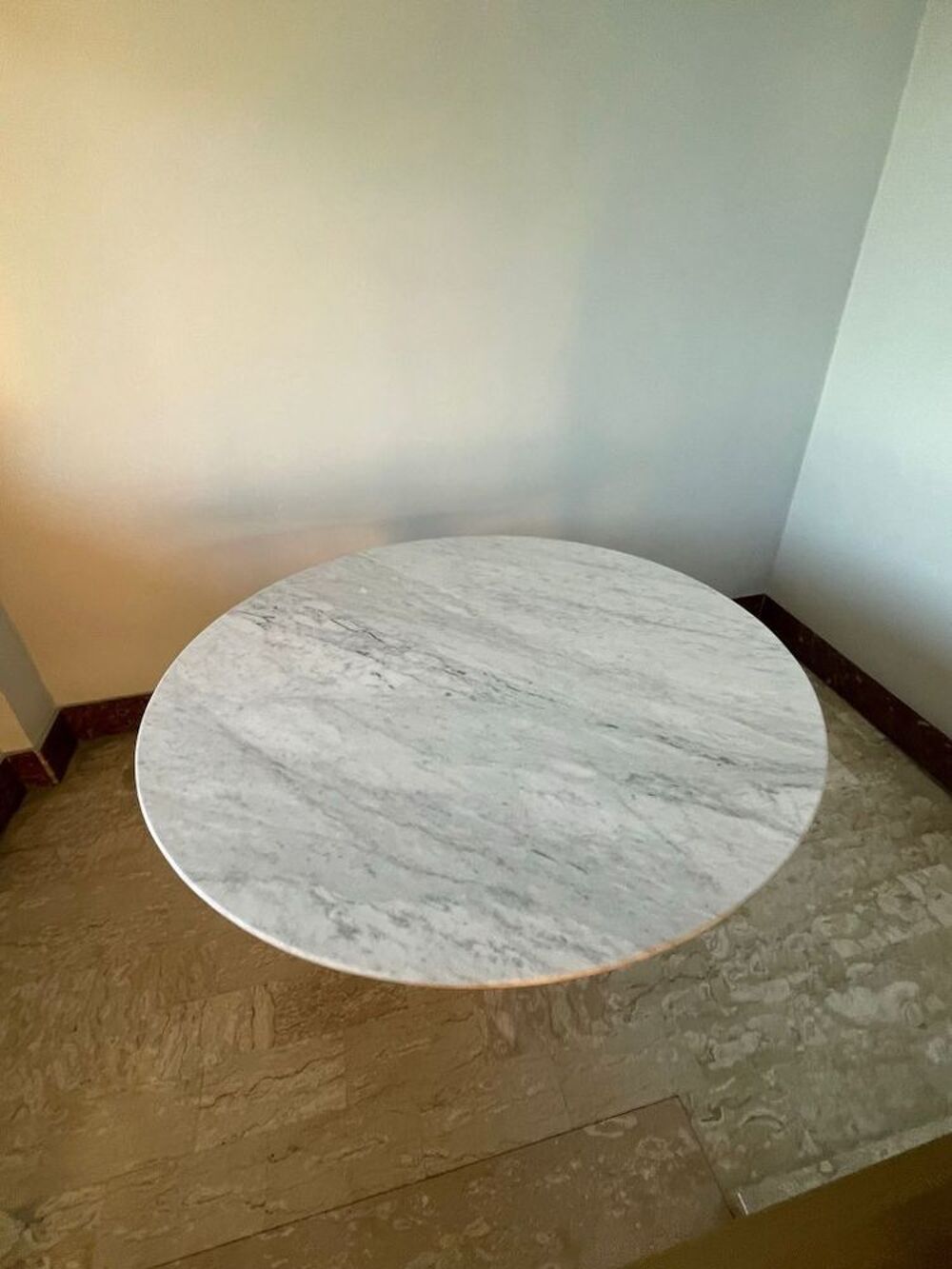 Mobilier de Salle &agrave; Manger Table Tulipe Eero Saarinen Meubles