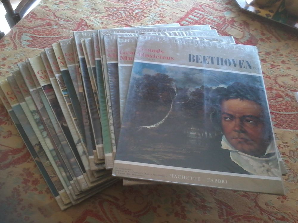 22 livrets Grands musiciens classiques avec 33 T CD et vinyles