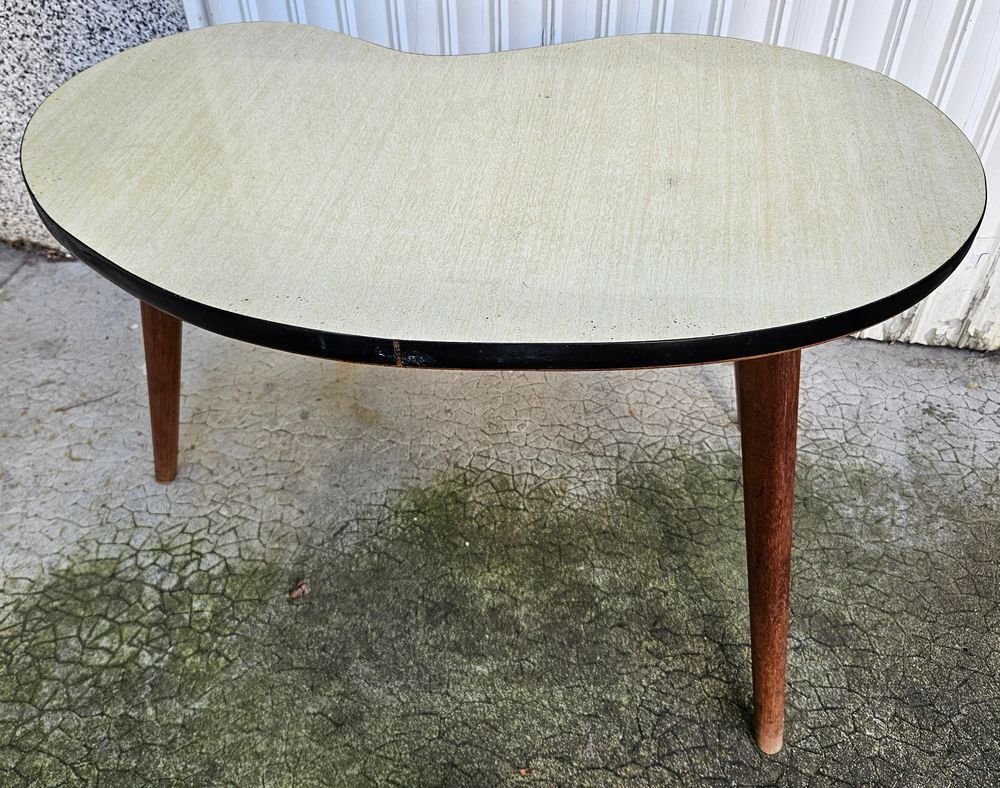Petite table r&eacute;tro, Meubles