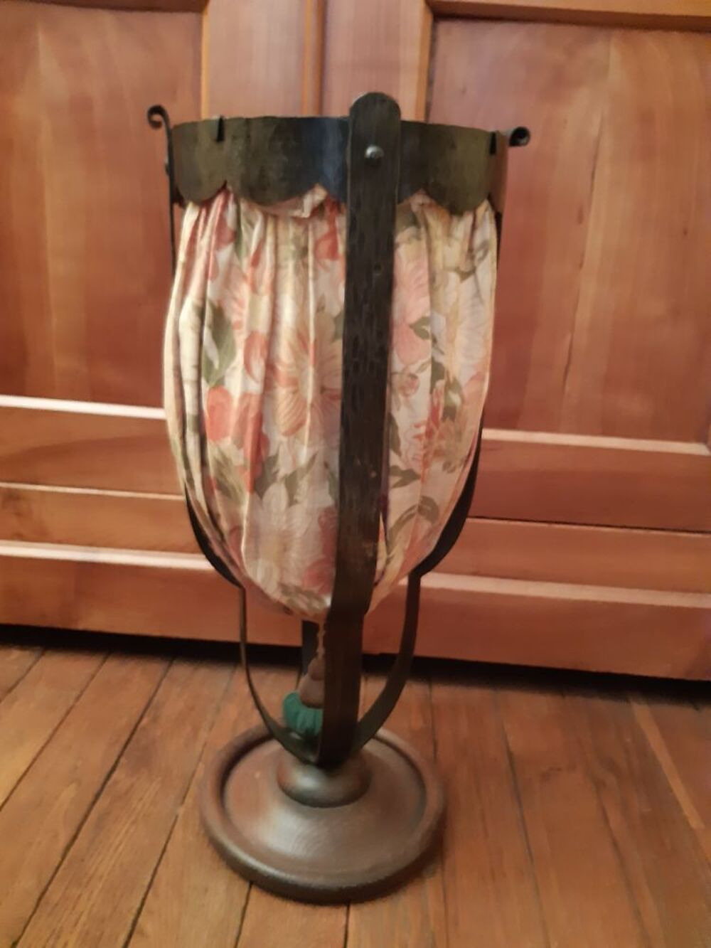 Travailleuse vintage en fer forg&eacute; et bois 