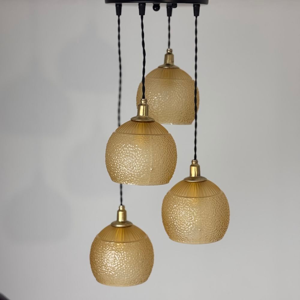 Tr&egrave;s belle applique en laiton et verre opalin. En bel &eacute;tat g Décoration