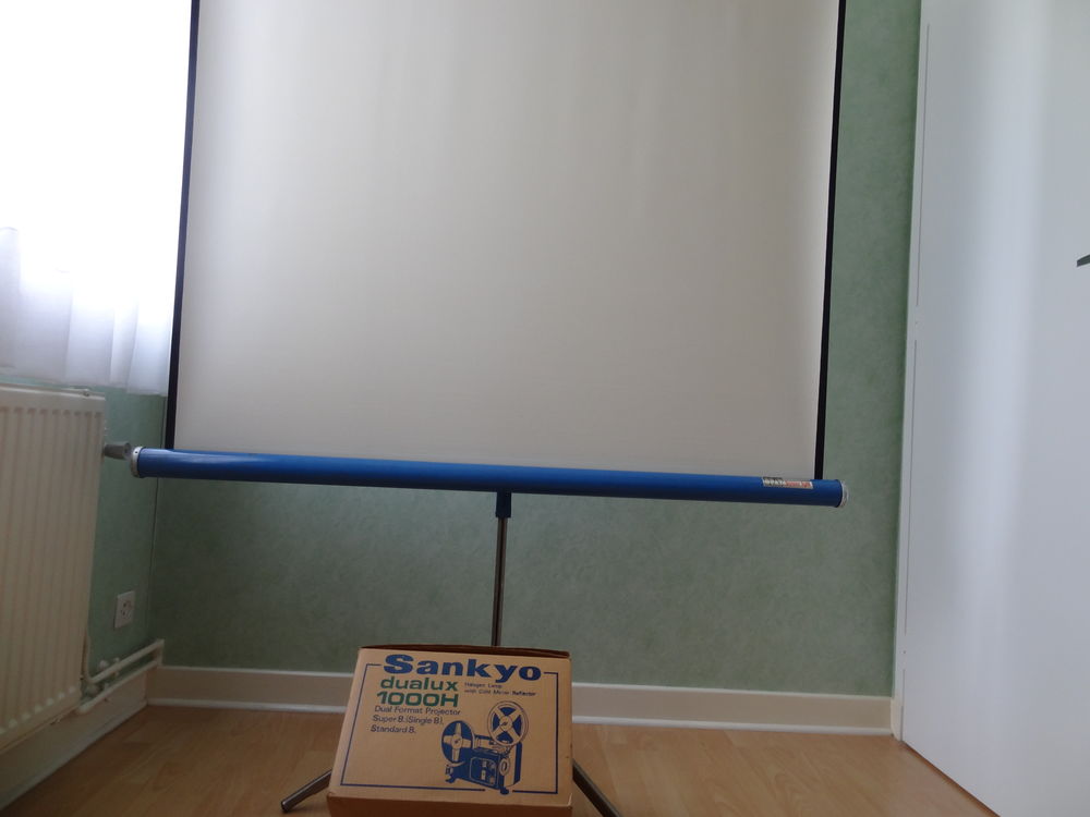 ecran de projection +projecteur super 8 Photos/Video/TV