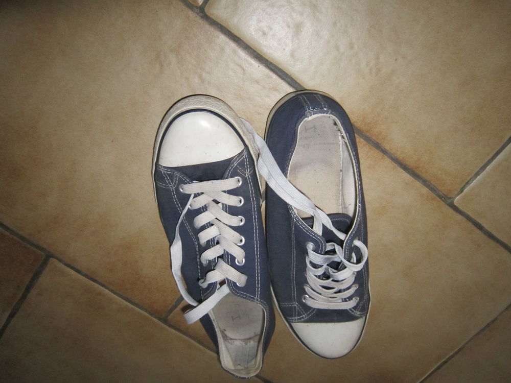 Une paire de chaussures style converse couleur beue marine Chaussures