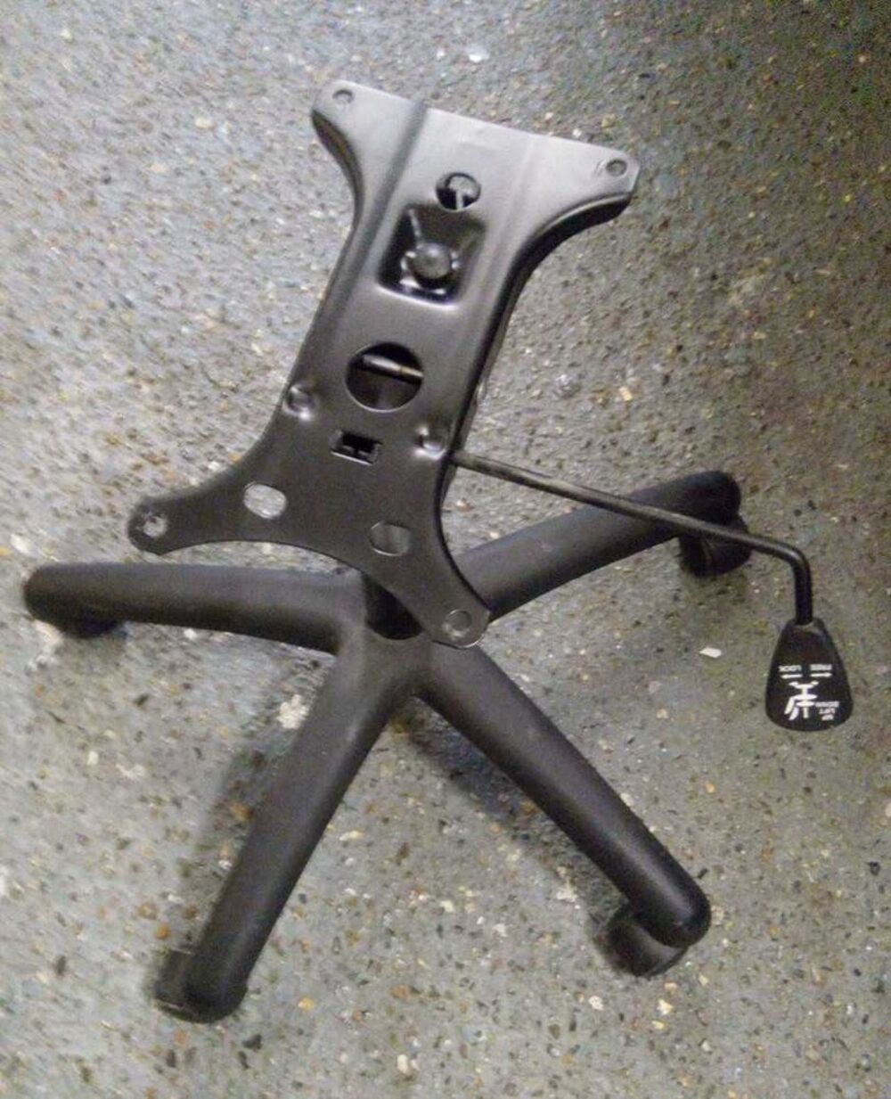 Support &agrave; roulettes chaise avec levier. Sur Amiens Rivery. A venir chercher. 10 € Bricolage