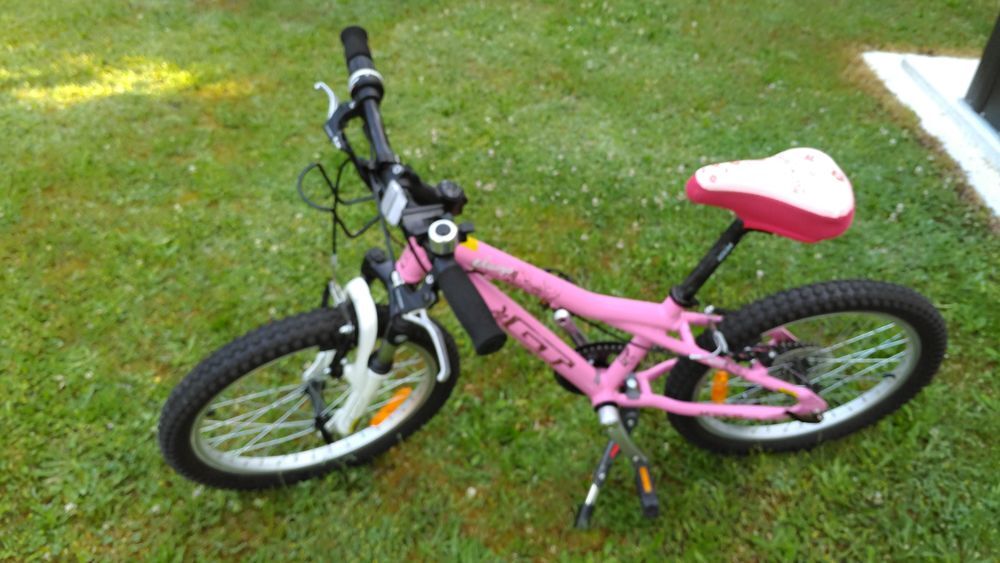vend un v&eacute;lo fille 20 pouces btwin super &eacute;tat Vélos