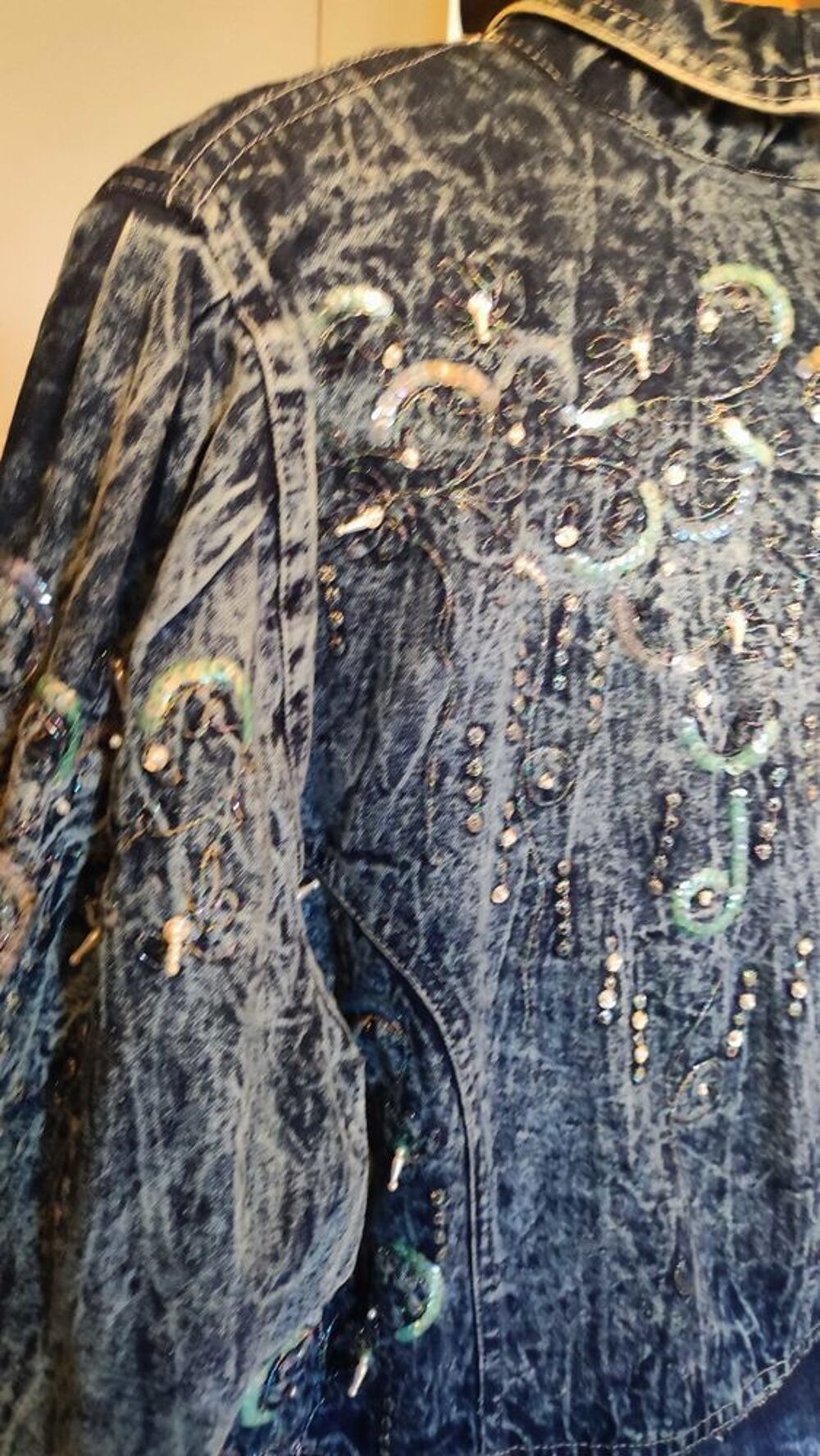 Superbe veste vintage ann&eacute;es fin 80 , neuve, perl&eacute;e, avec sequins &eacute;galement. jean Vêtements