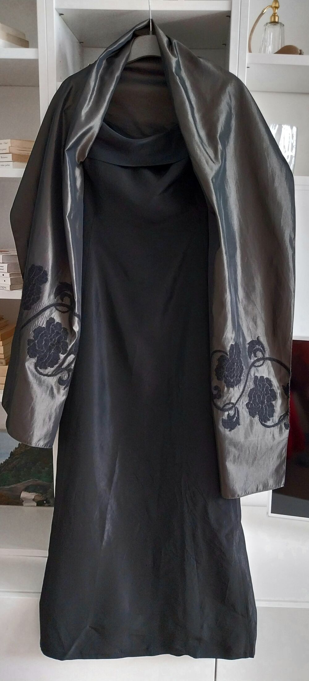 &Agrave; SAISIR 
JOLIE ROBE DE SOIR&Eacute;E NEUVE NOIRE AVEC &Eacute;TOLE Vêtements
