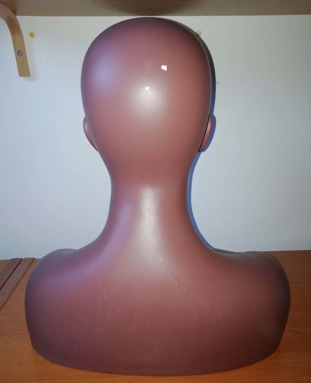 Grande t&ecirc;te buste de mannequin de couleur sur Arbus 64230 Décoration