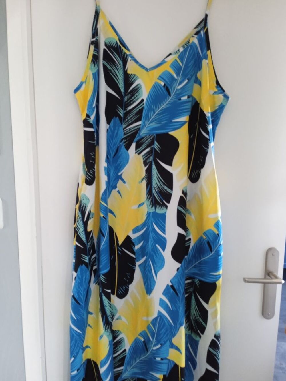 robe longue &agrave; bretelles &eacute;tat neuf Vêtements