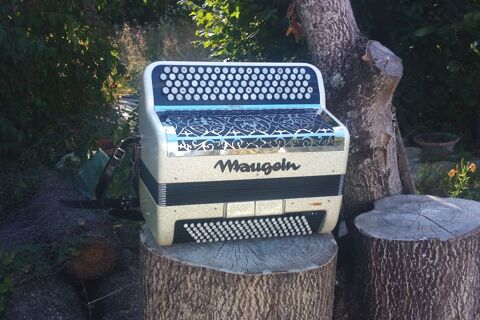 Accord�on Maugein Sonora  basson en boite de r�sonance 2600 Arc-sur-Tille (21)