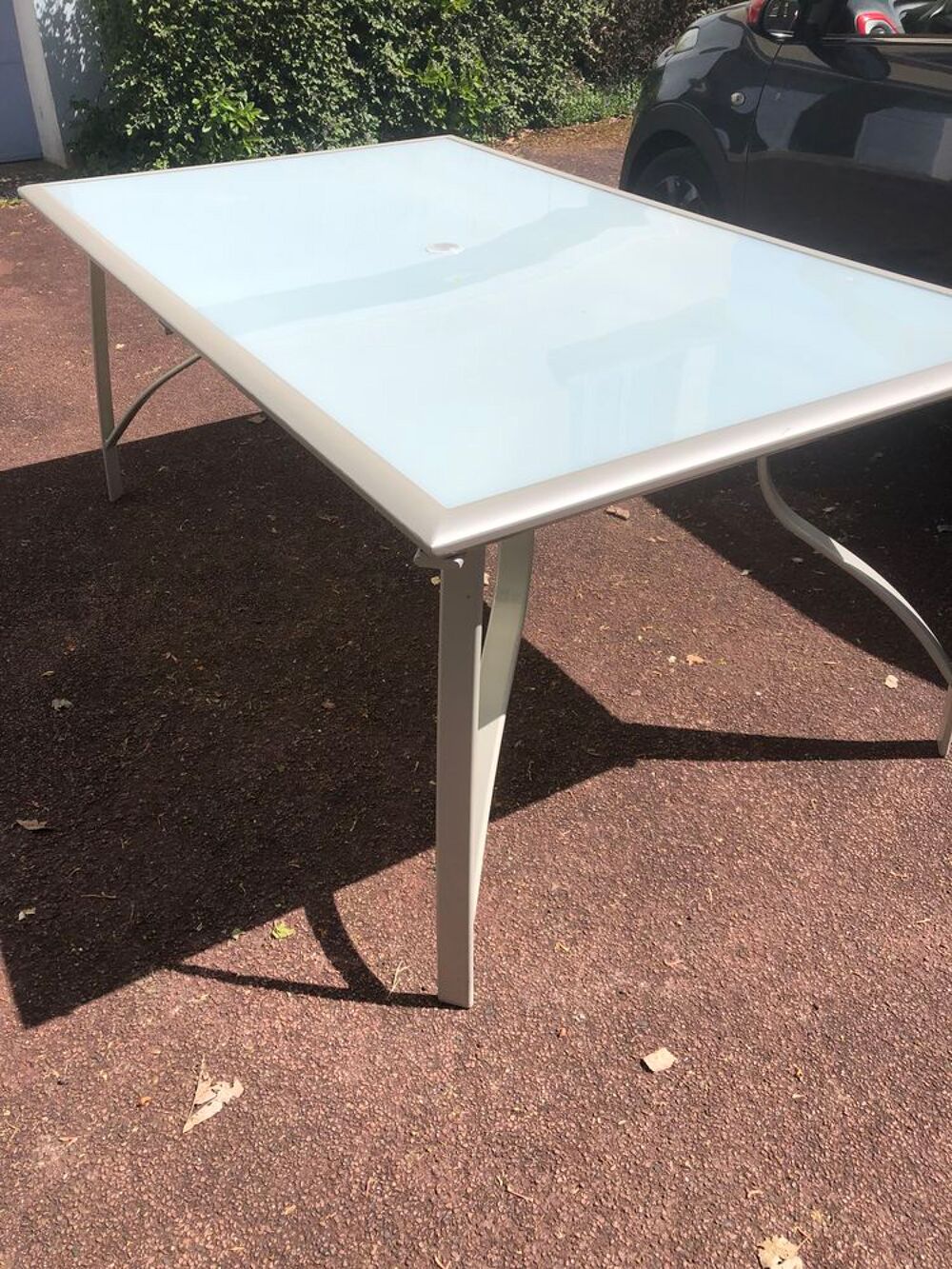 Table m&eacute;tal avec plateau verre
Meubles