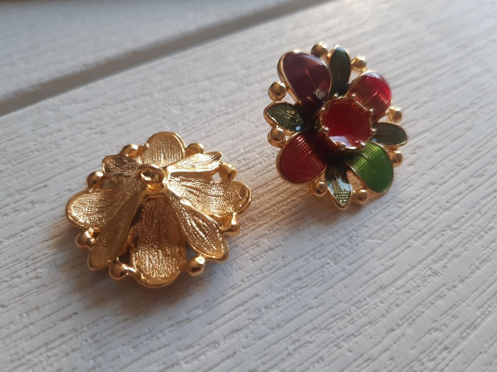 Lot de 2 Boutons fleurs multicolores m&eacute;talliques l&eacute;gers Bijoux et montres