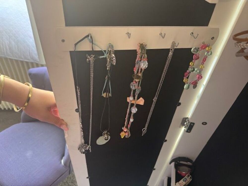 chambre enfant couleur cr&egrave;me ( alin&eacute;a)
l Meubles