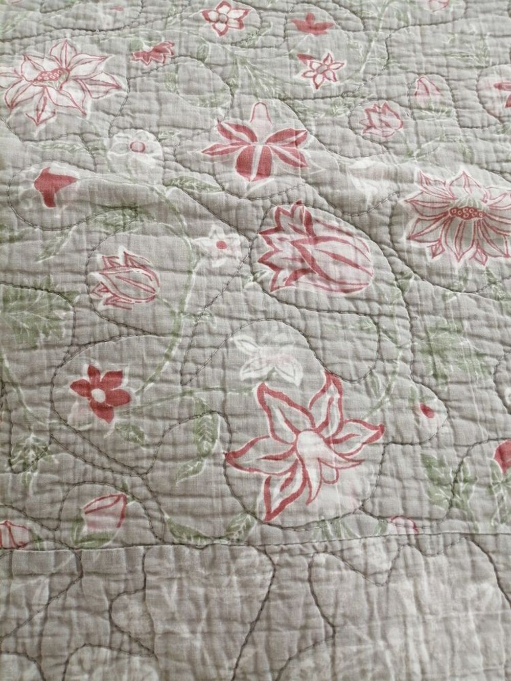 boutis carr&eacute; &agrave; fleurs taupe saumon 100% coton Décoration