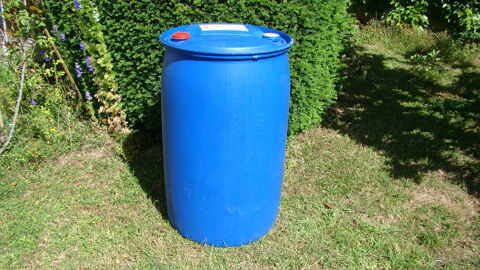 Fût / bidon plastique 220 litres 
20 Gargenville (78)